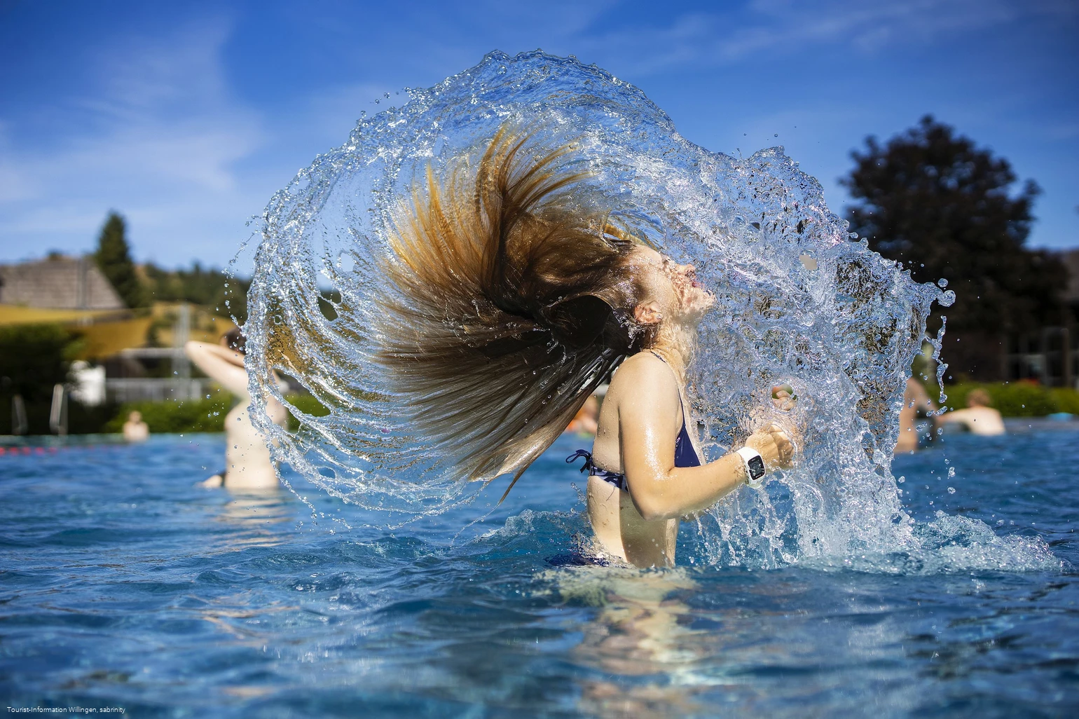 Mädchen schüttelt Wasser aus den Haaren im Freibad Usseln Mädchen schüttelt Wasser aus den Haaren im Freibad Usseln