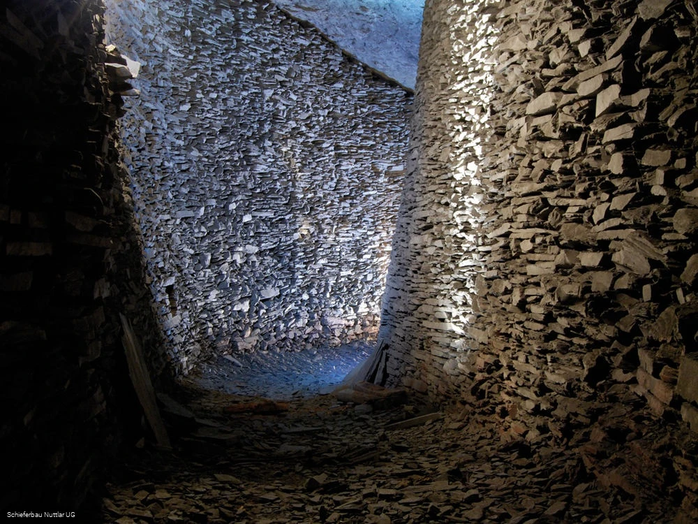 imposante Schieferwand im Schieferbau Nuttlar