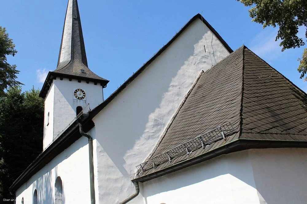 Das Kirchenschiff der kleinen Ortskirche Das Kirchenschiff der kleinen Ortskirche