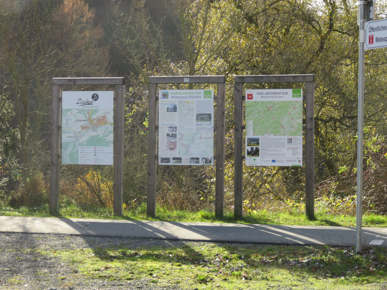Infotafeln mit Radrouten und Infos rund um das Dorf Züschen.