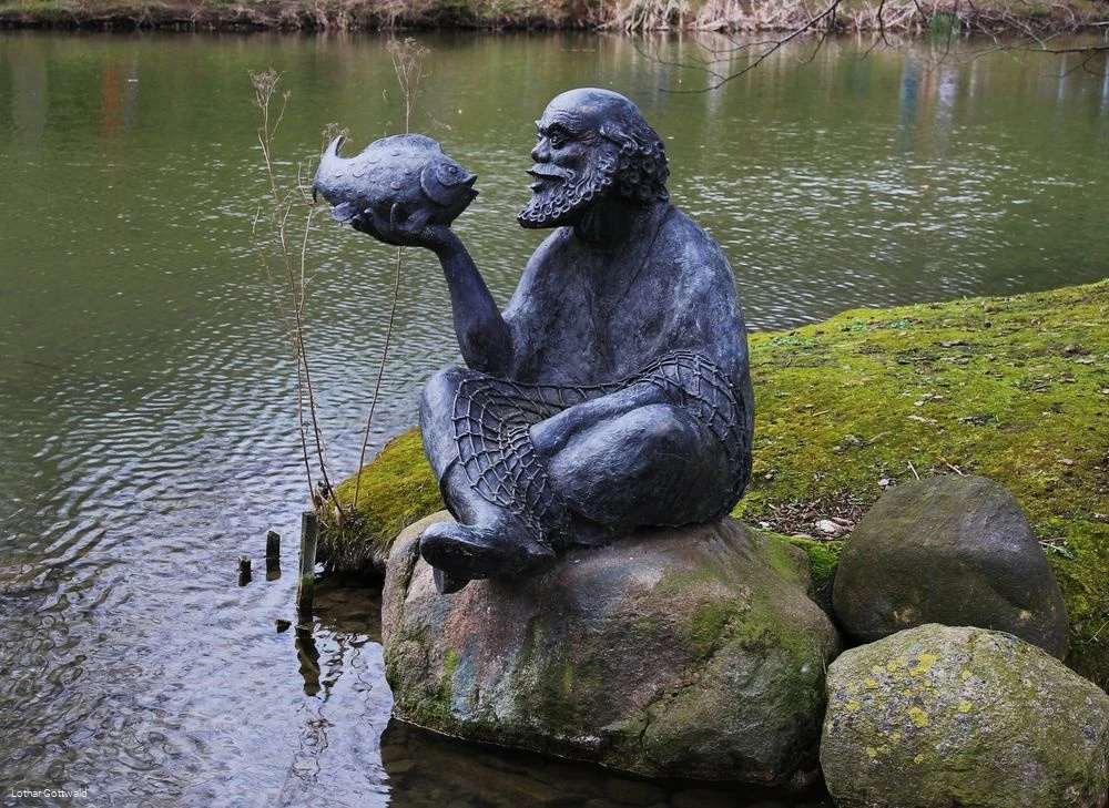 Alter Mann mit Fisch (Kurpark Bad Sassendorf)