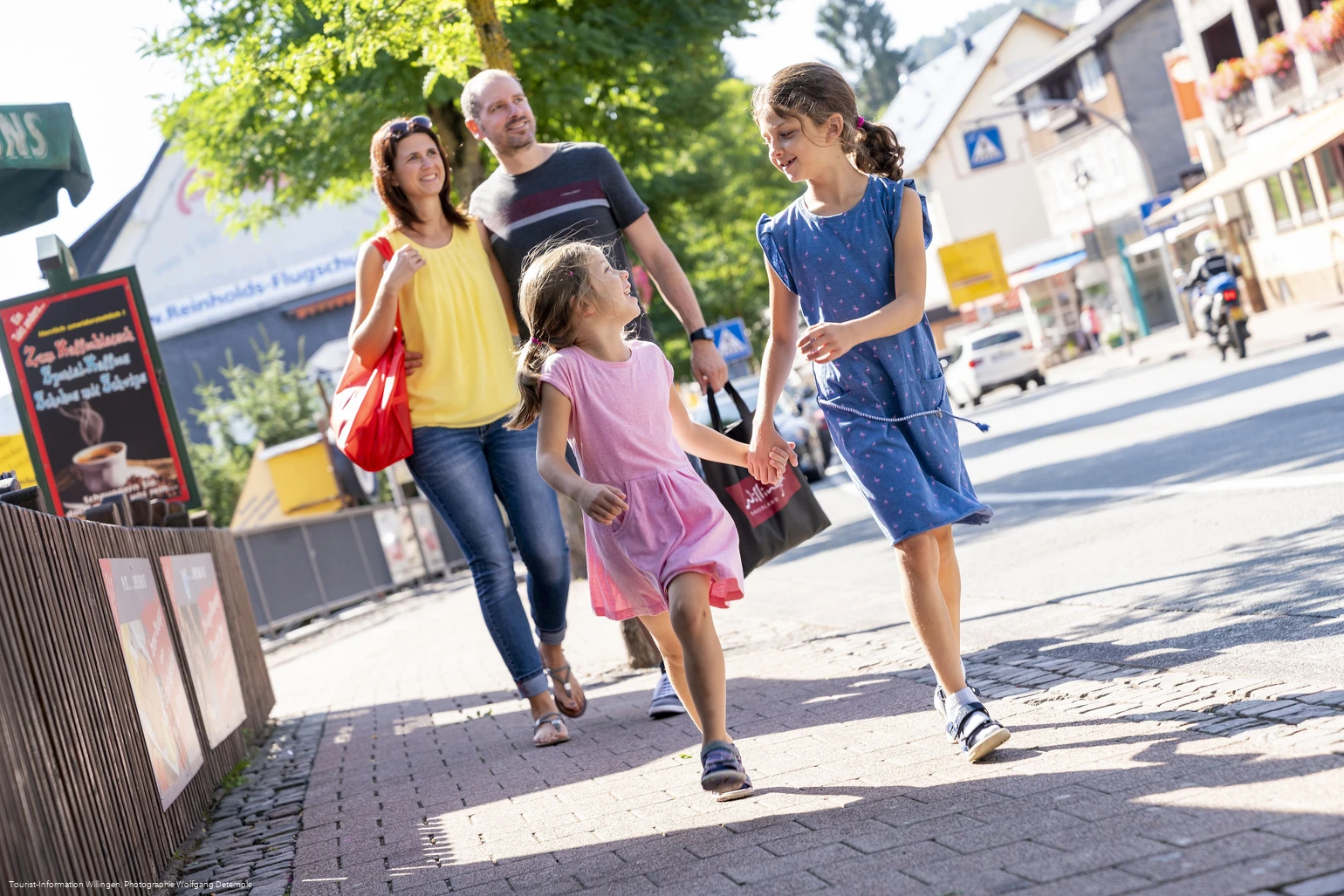 familie-shopping-hauptstrasse-willingen_c__wolfgang-detemple-tourist-info-willingen.jpg