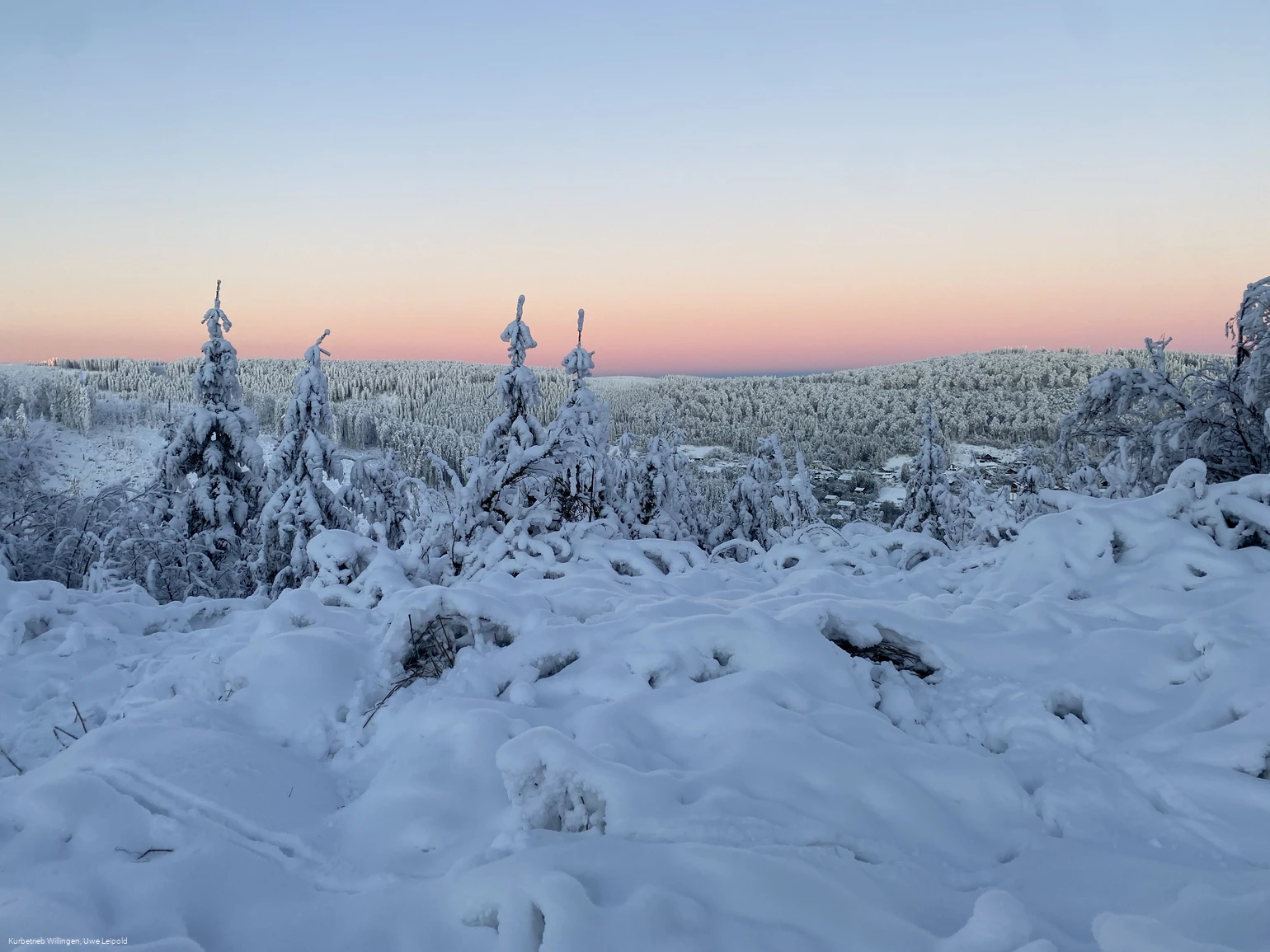 Winterlandschaft auf dem Ettelsberg bei Sonnenaufgang Winterlandschaft auf dem Ettelsberg bei Sonnenaufgang
