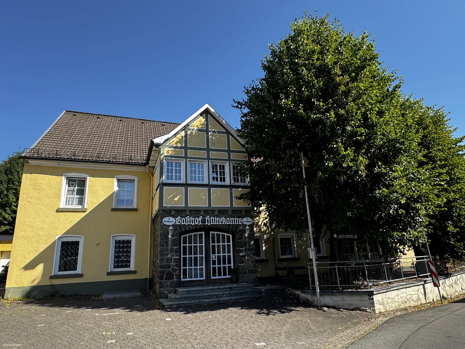 Frontansicht Gasthaus Hültekanne