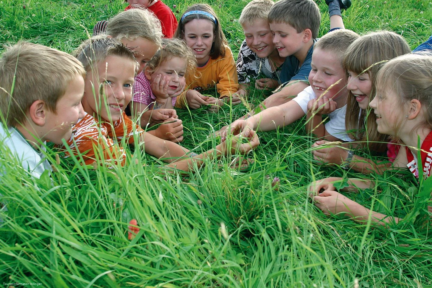 kinder-im-gras c) tourist-information-willingen.jpg