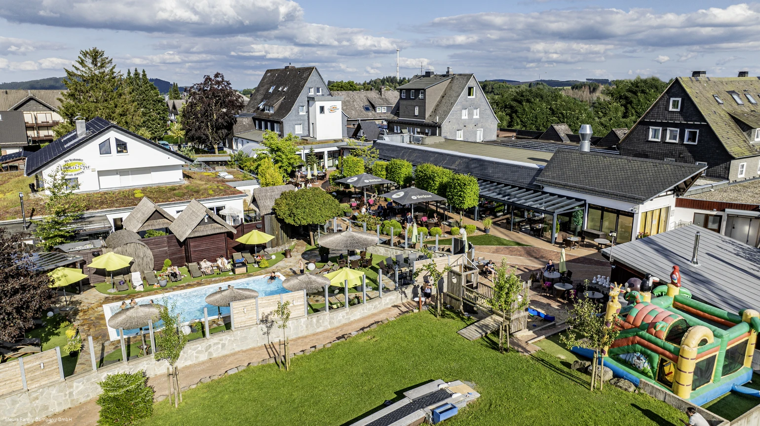 Der_Brabander_Drone_Pool_Terrasse_Spielplatz_Sommer_2024.jpg