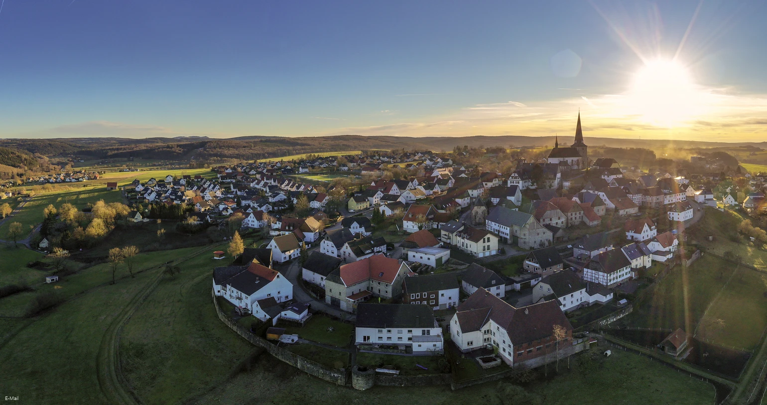 Blick auf das Bergdorf Kallenhardt Foto Eickhoff Patriot.jpg