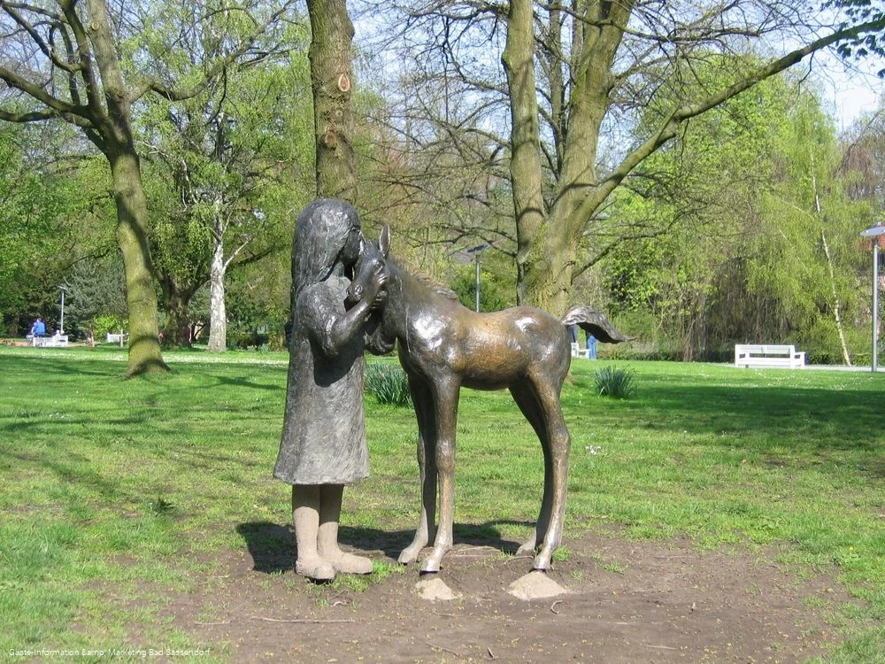 Mädchen mit Fohlen (Skulptur im Kurpark)