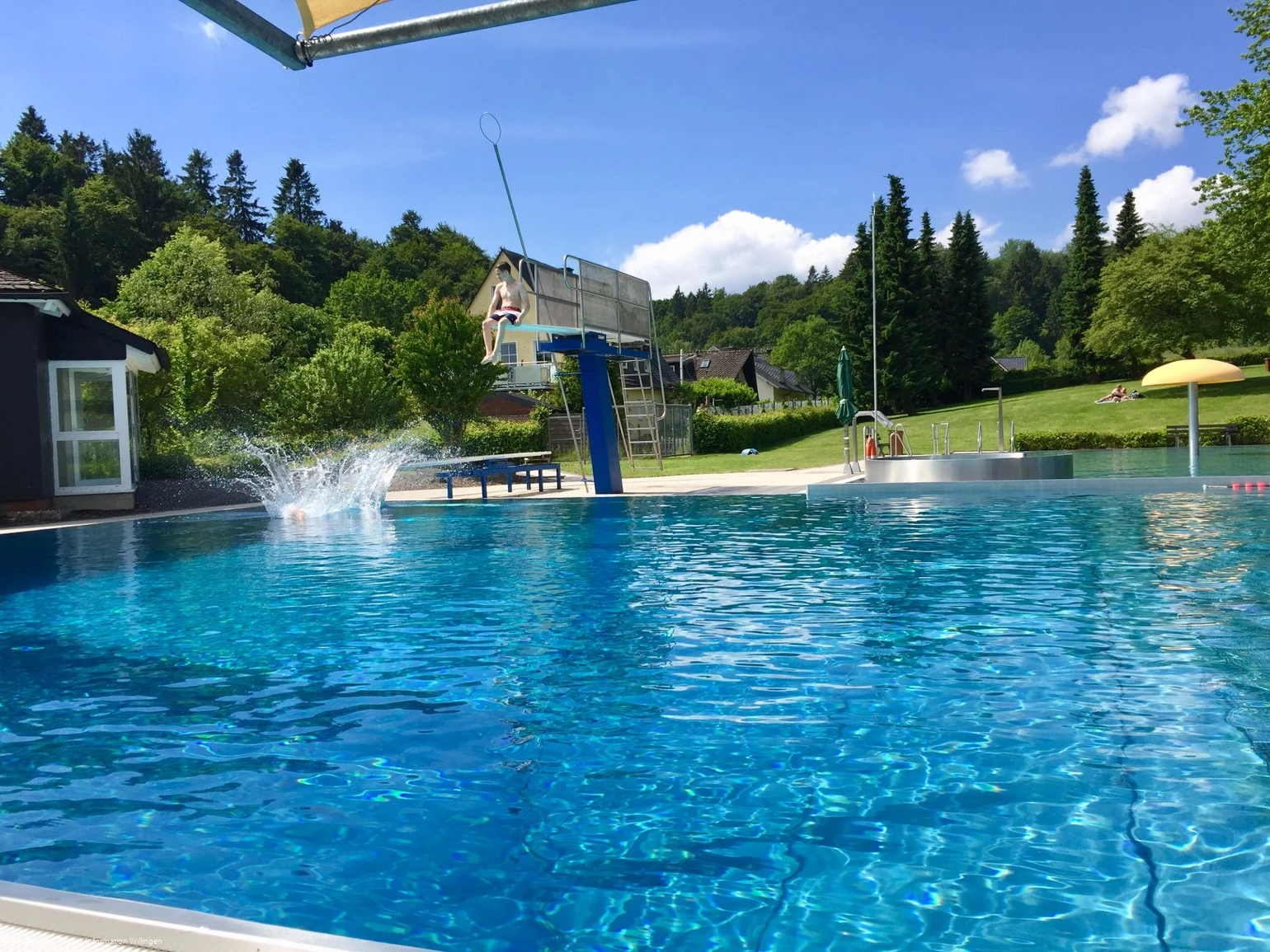 freibad-usseln-mit-sprungturm.jpg freibad-usseln-mit-sprungturm.jpg