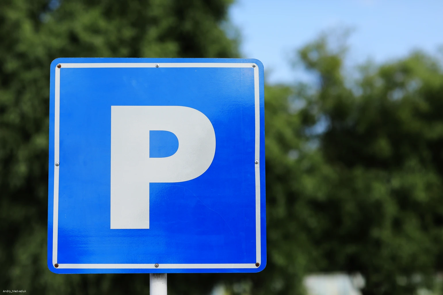 Symbolbild Parkplatz P (1).JPG