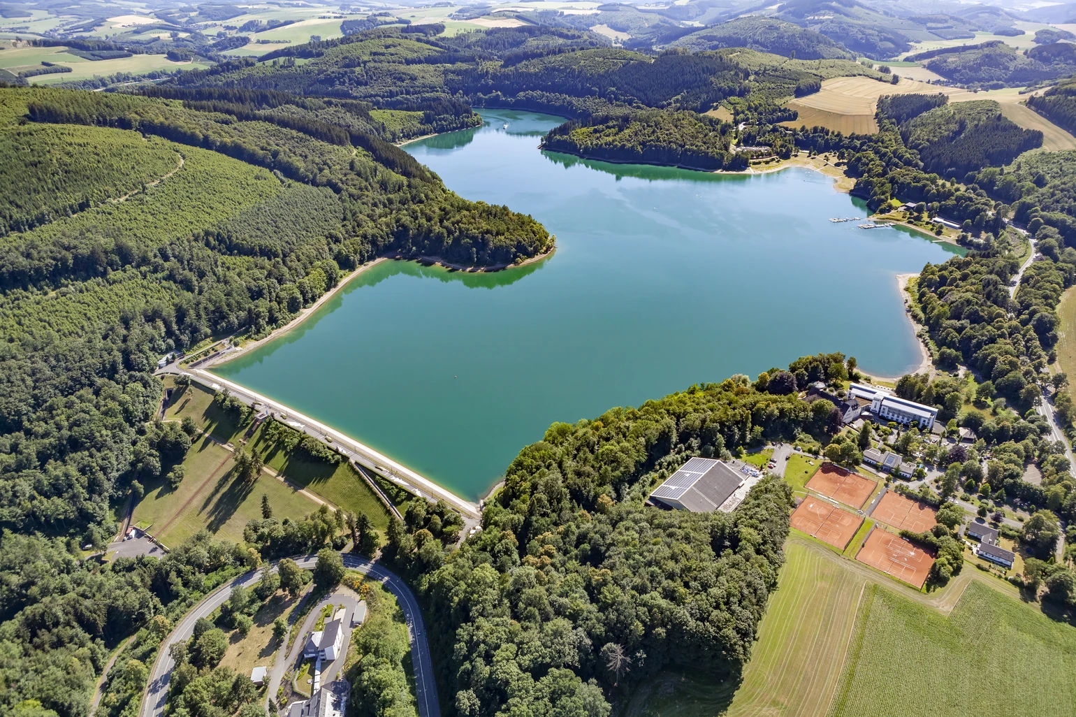 Luftbild der Hennetalsperre. Hauptbecken und Damm.