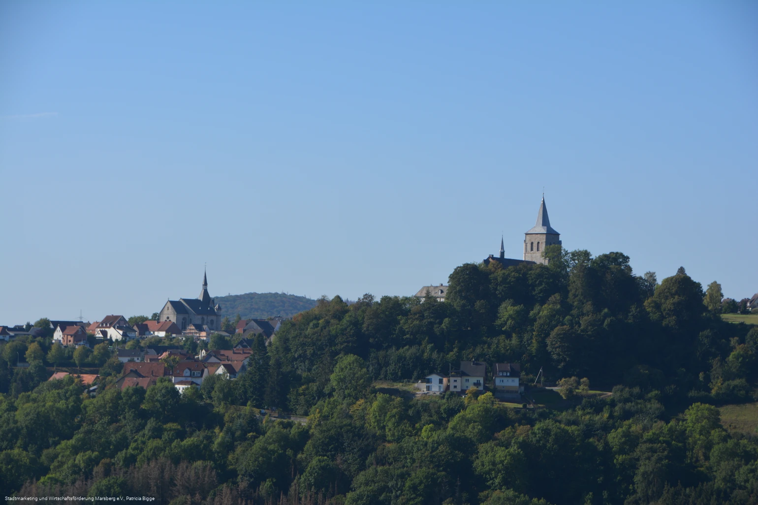 Blick auf Obermarsberg mit beiden Kirchen