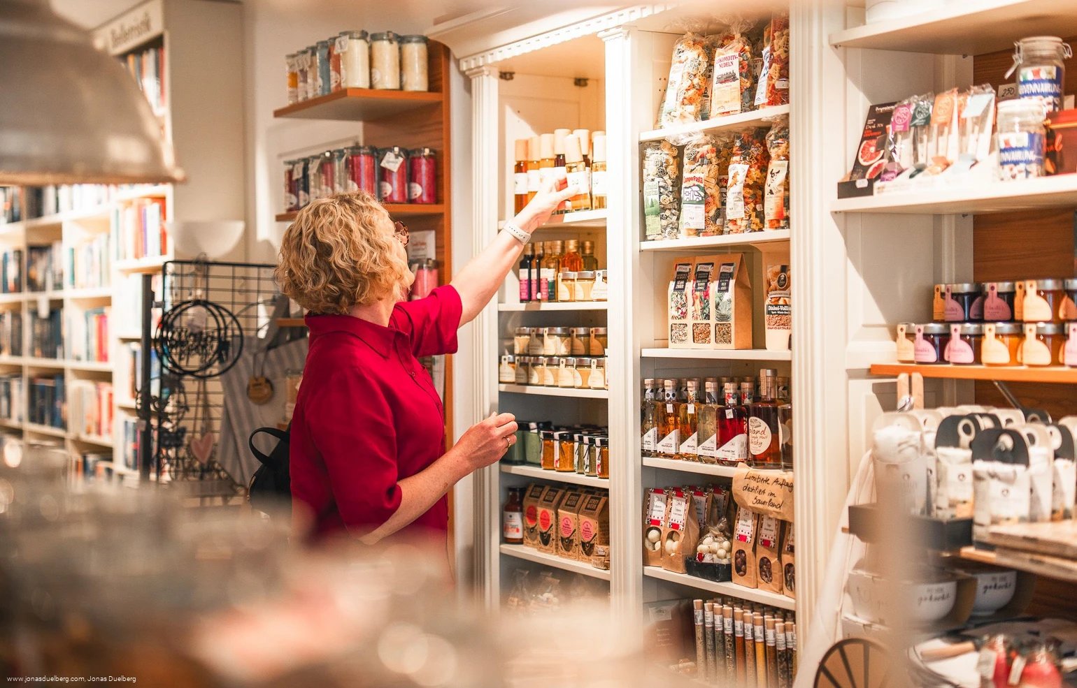 Frau-Shopping-Andenken c) Jonas Dülberg, Tourist-Info Willingen.jpg