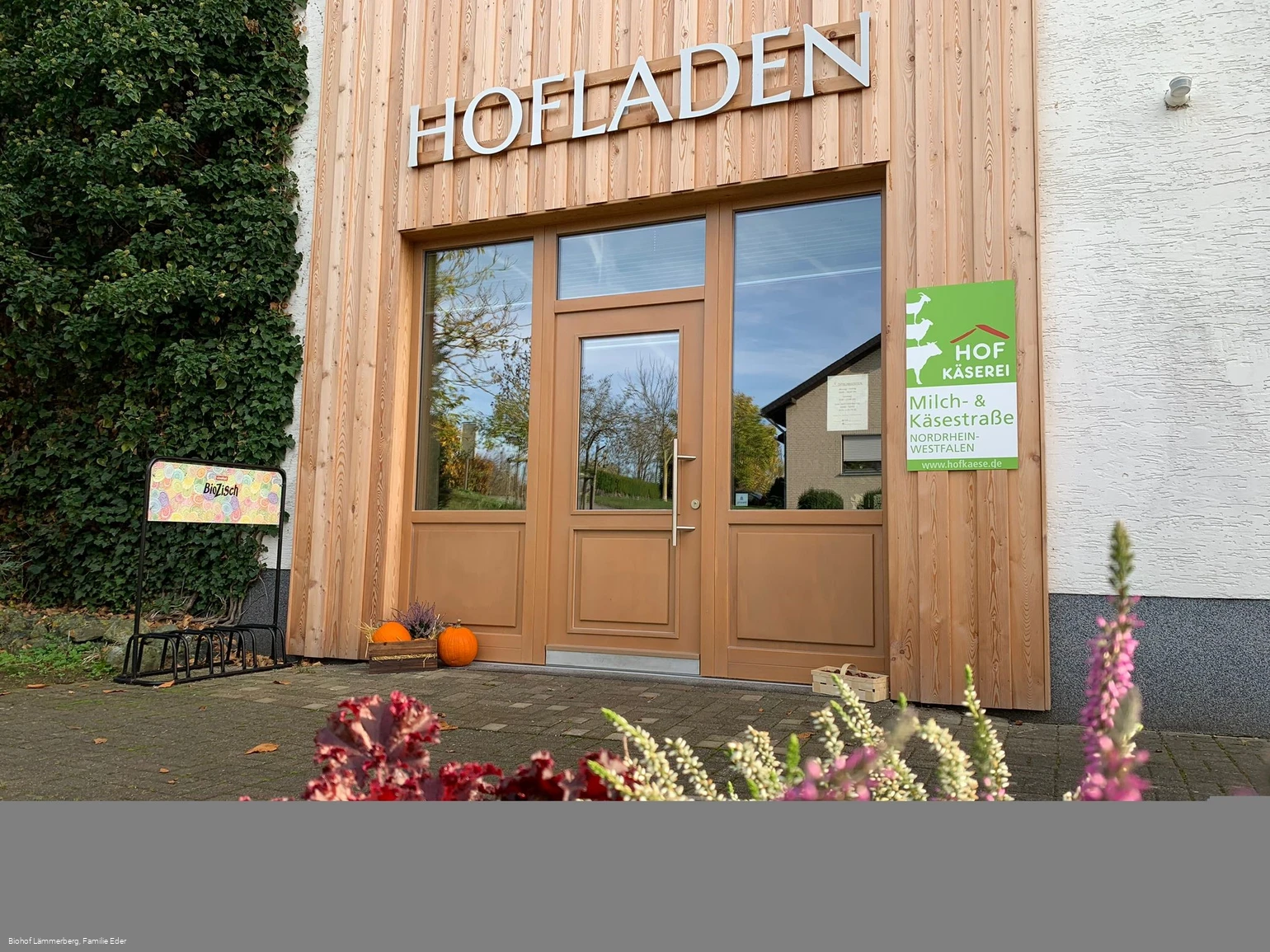 Hofladen Eingang im Herbst.jpg