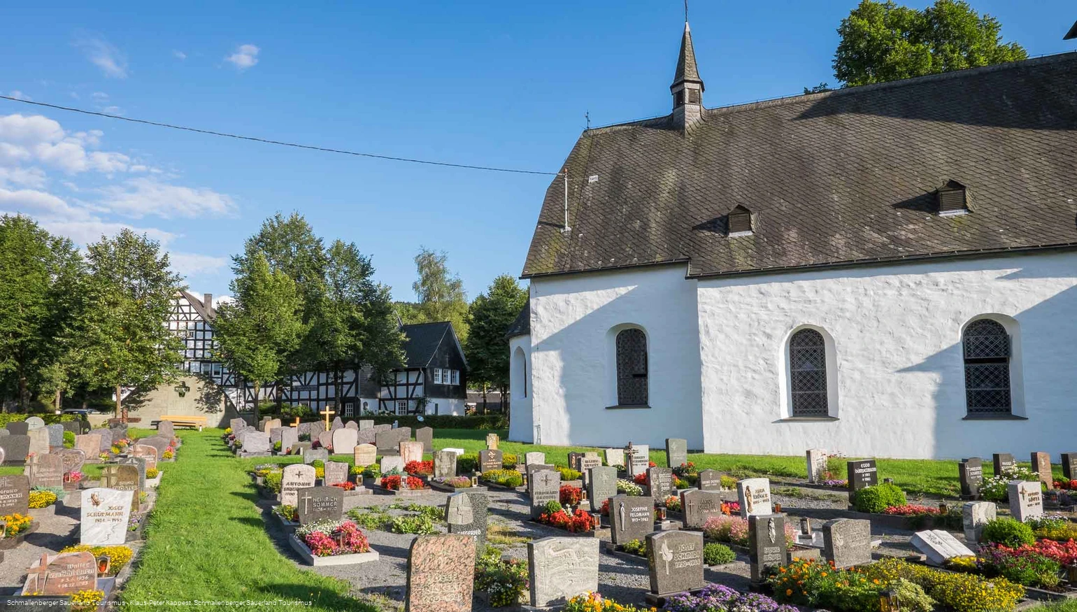 Kirche mit Friedhof in Lenne