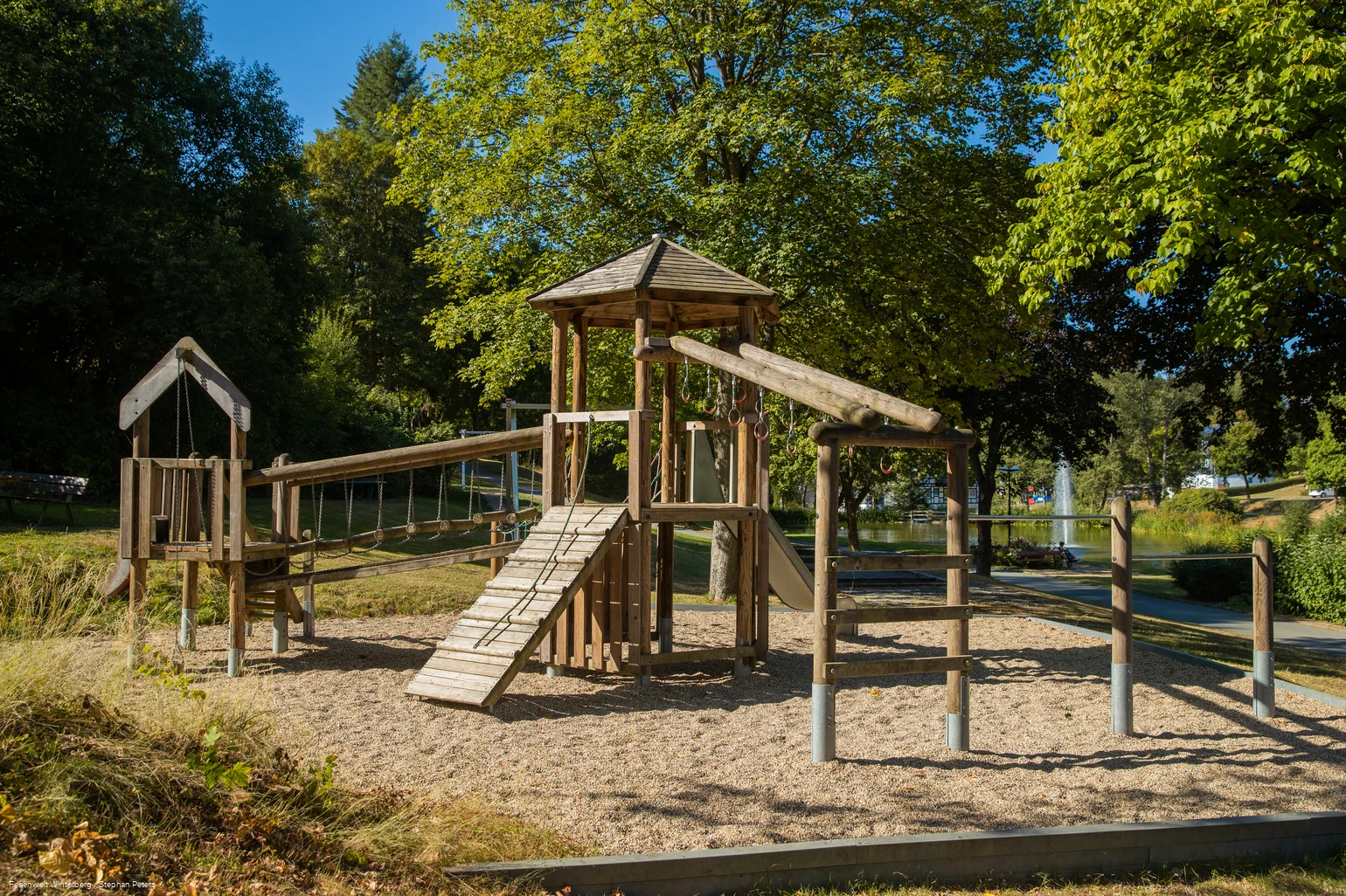 Spielplatz mit Klettergerüst und Rutsche.