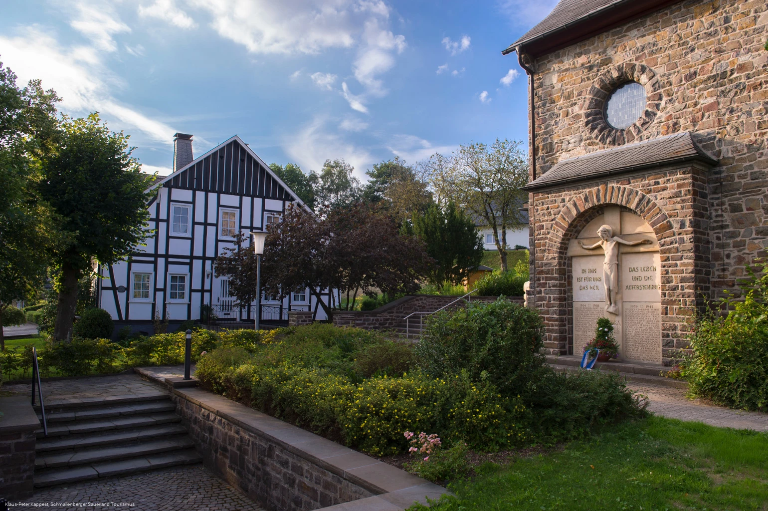 An der Kirche St. Michael in Holthausen