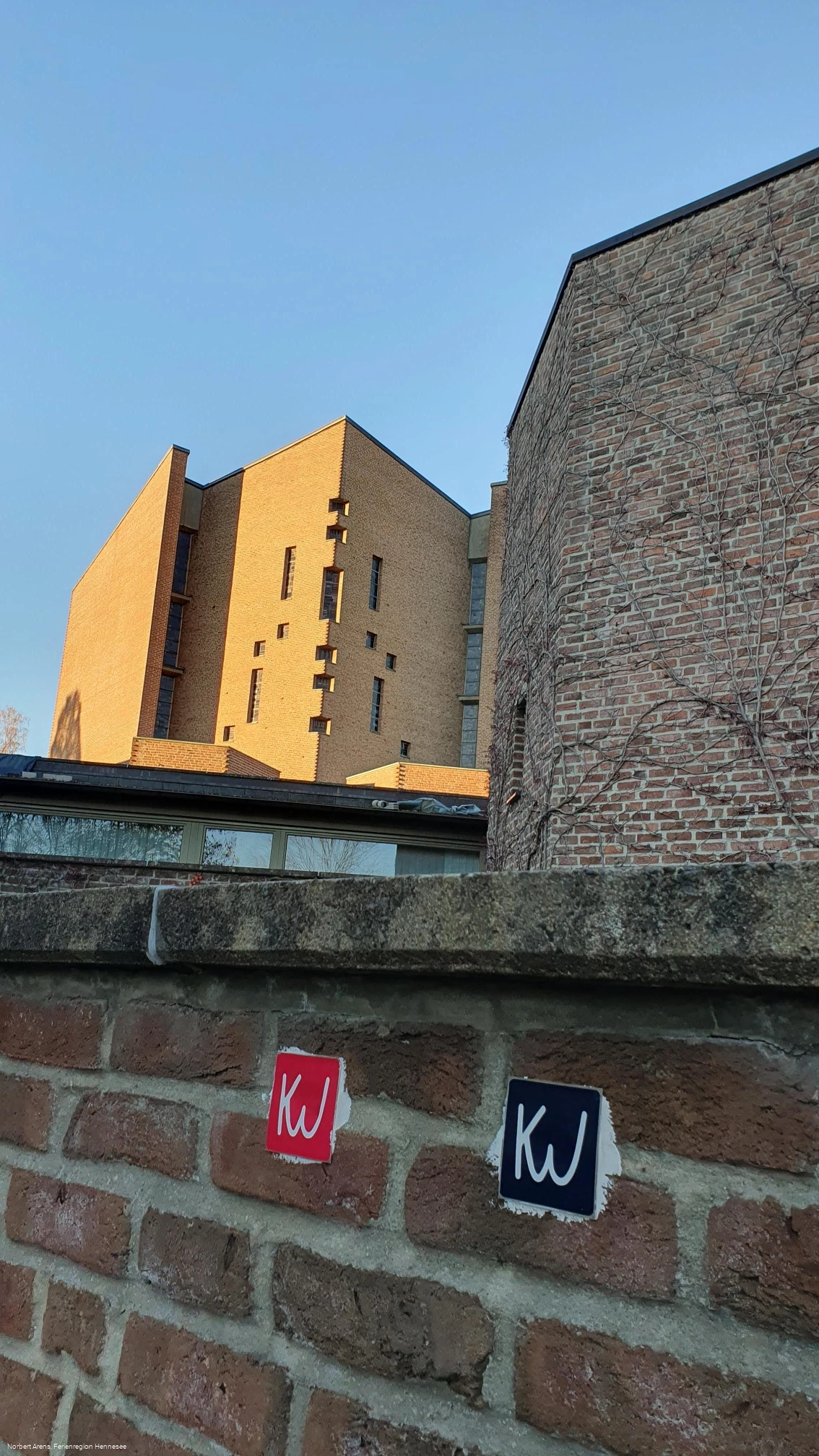 Wegezeichen Klosterweg (KW) an der Abtei Königsmünster Meschede