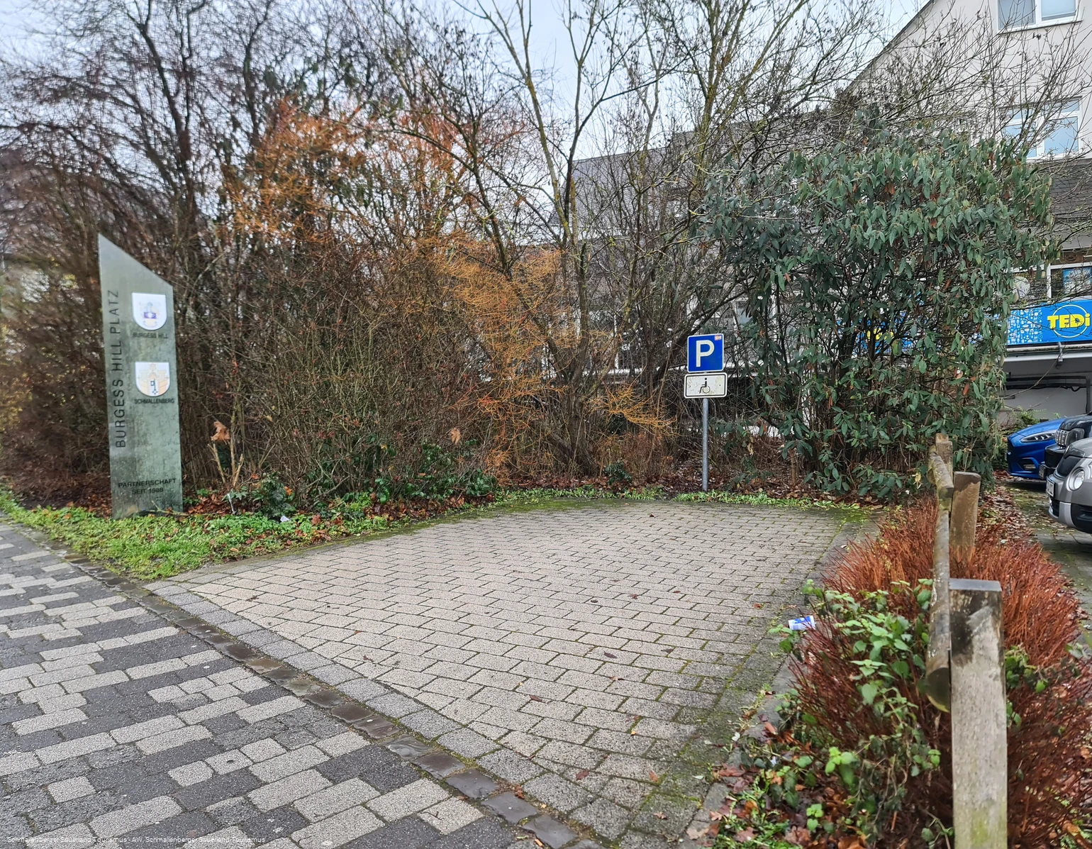 Barrierefreier Parkplatz am Burgess Hill Platz / Hit Markt.