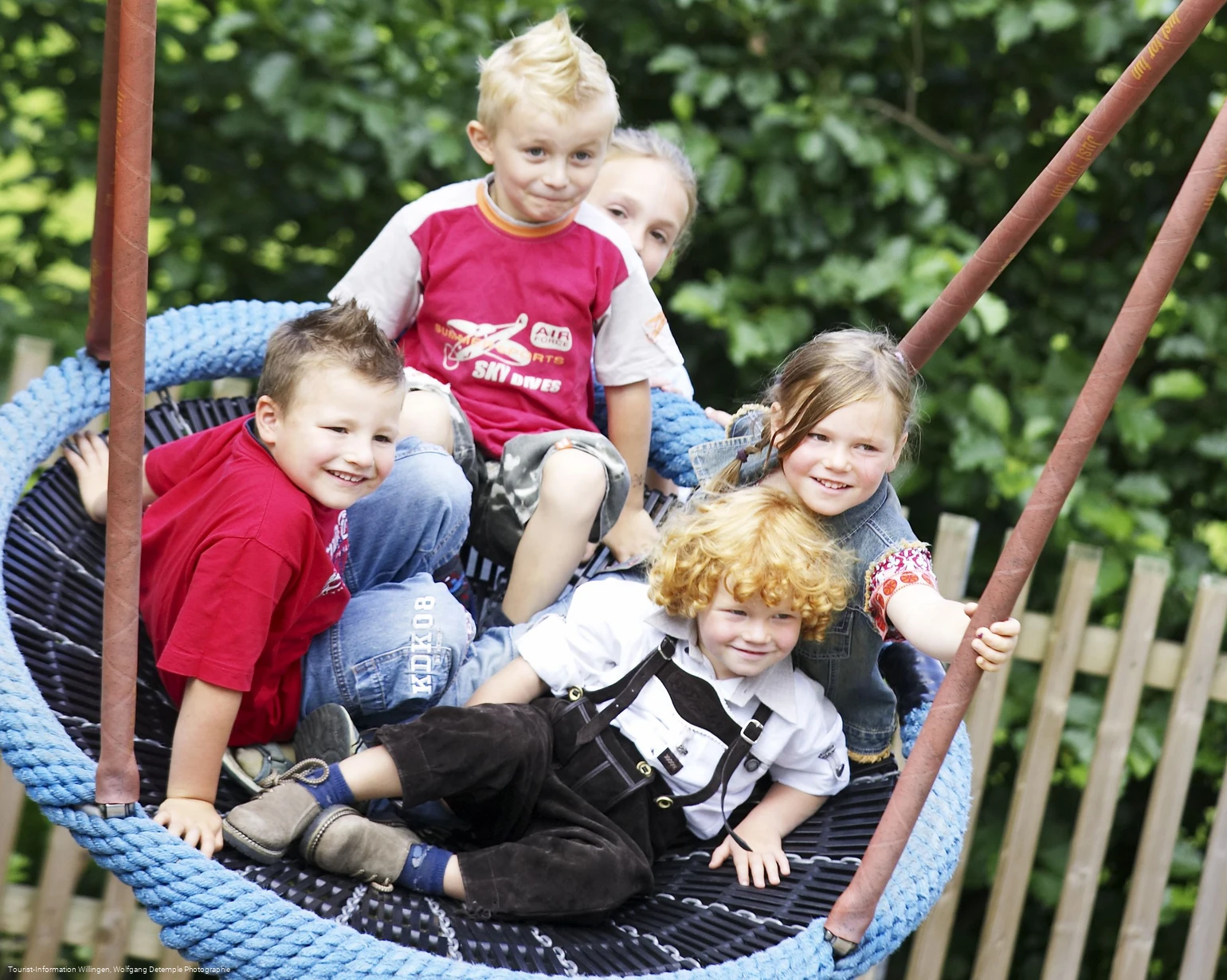 kinder-nestschaukel c) tourist-information-willingen.jpg