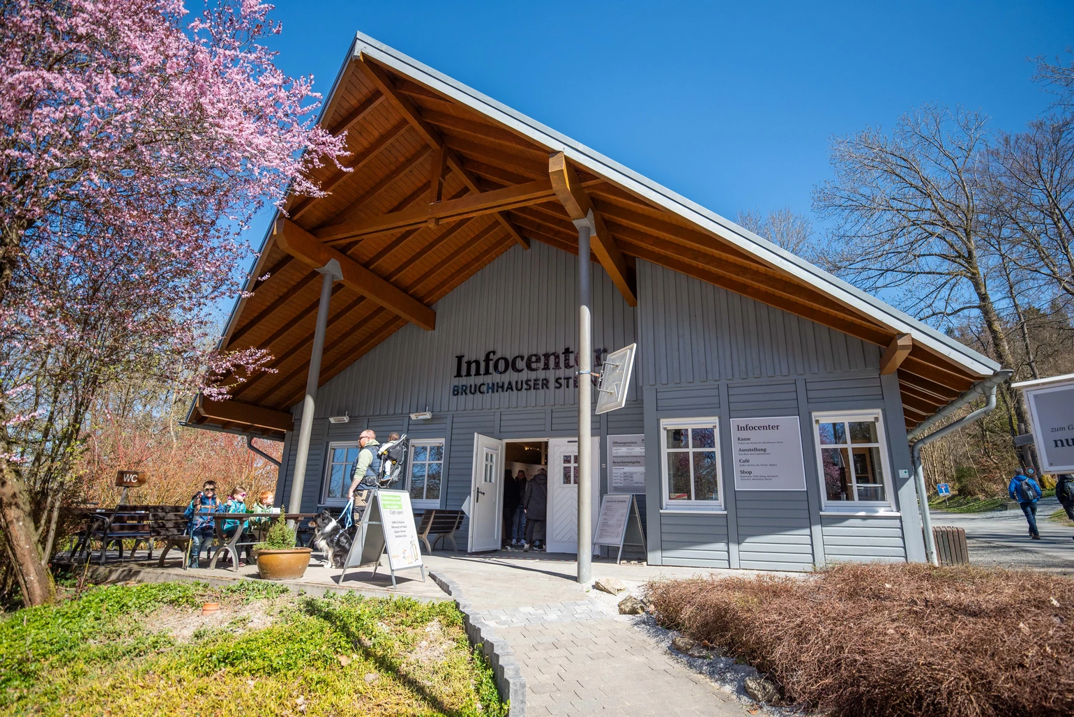 Ansicht Infocenter mit Gästen.jpg