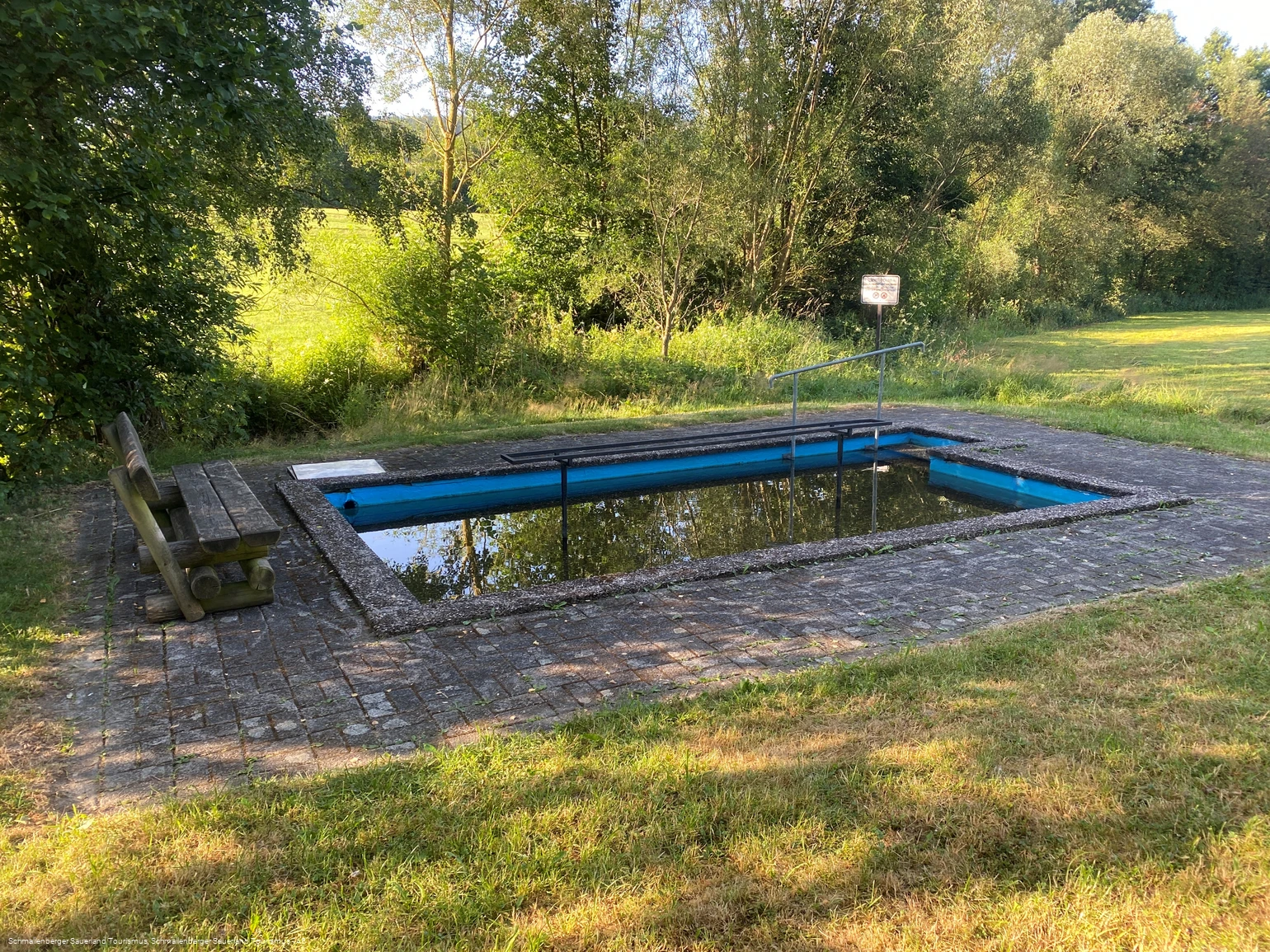 Tretbecken Wiesenweg.jpg