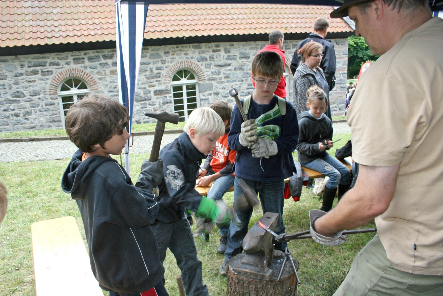 Kinderschmieden Luisenhütte Sensen.jpg Kinderschmieden Luisenhütte Sensen.jpg
