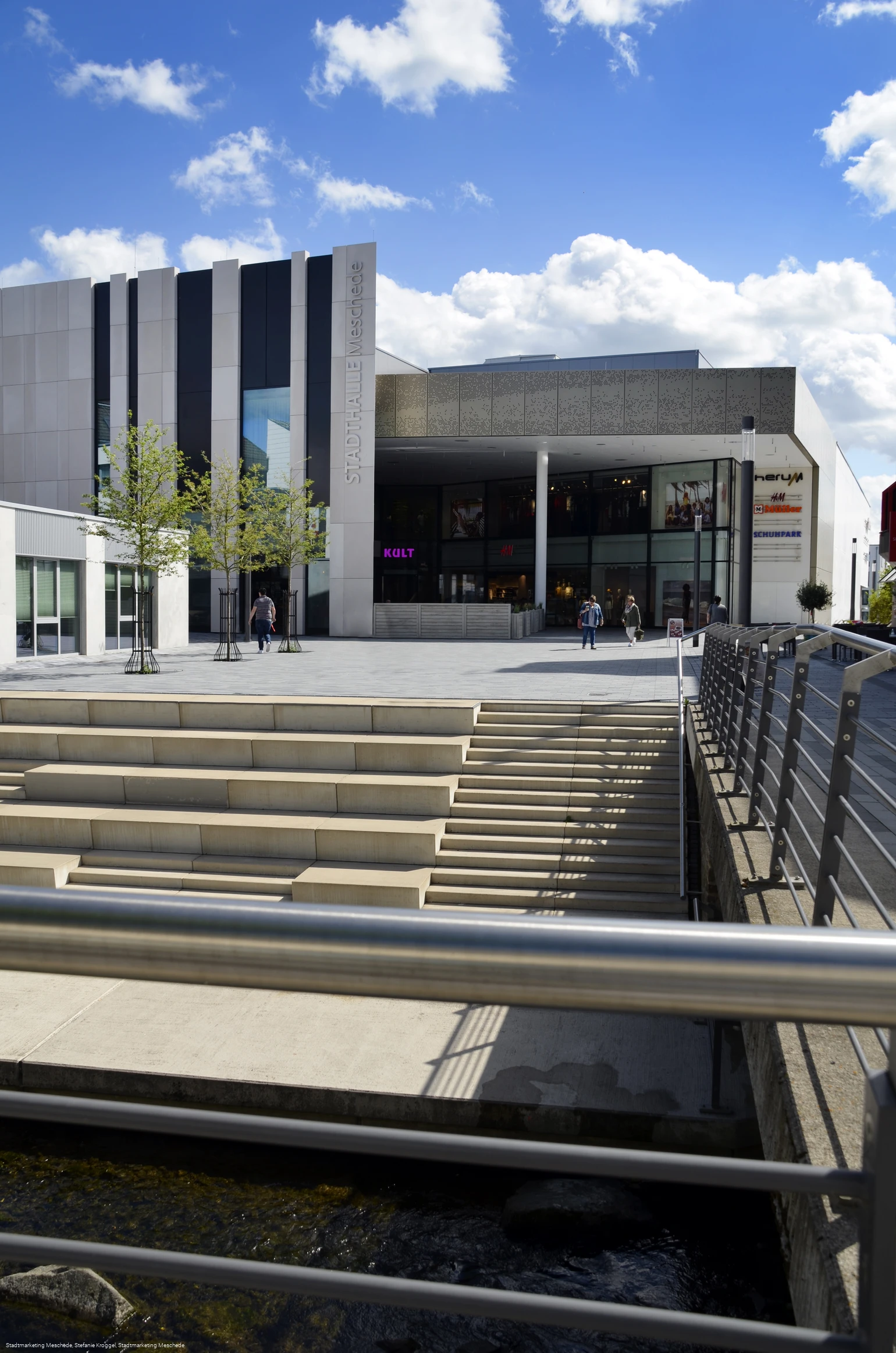 Winziger_Platz_Meschede_Stadthalle