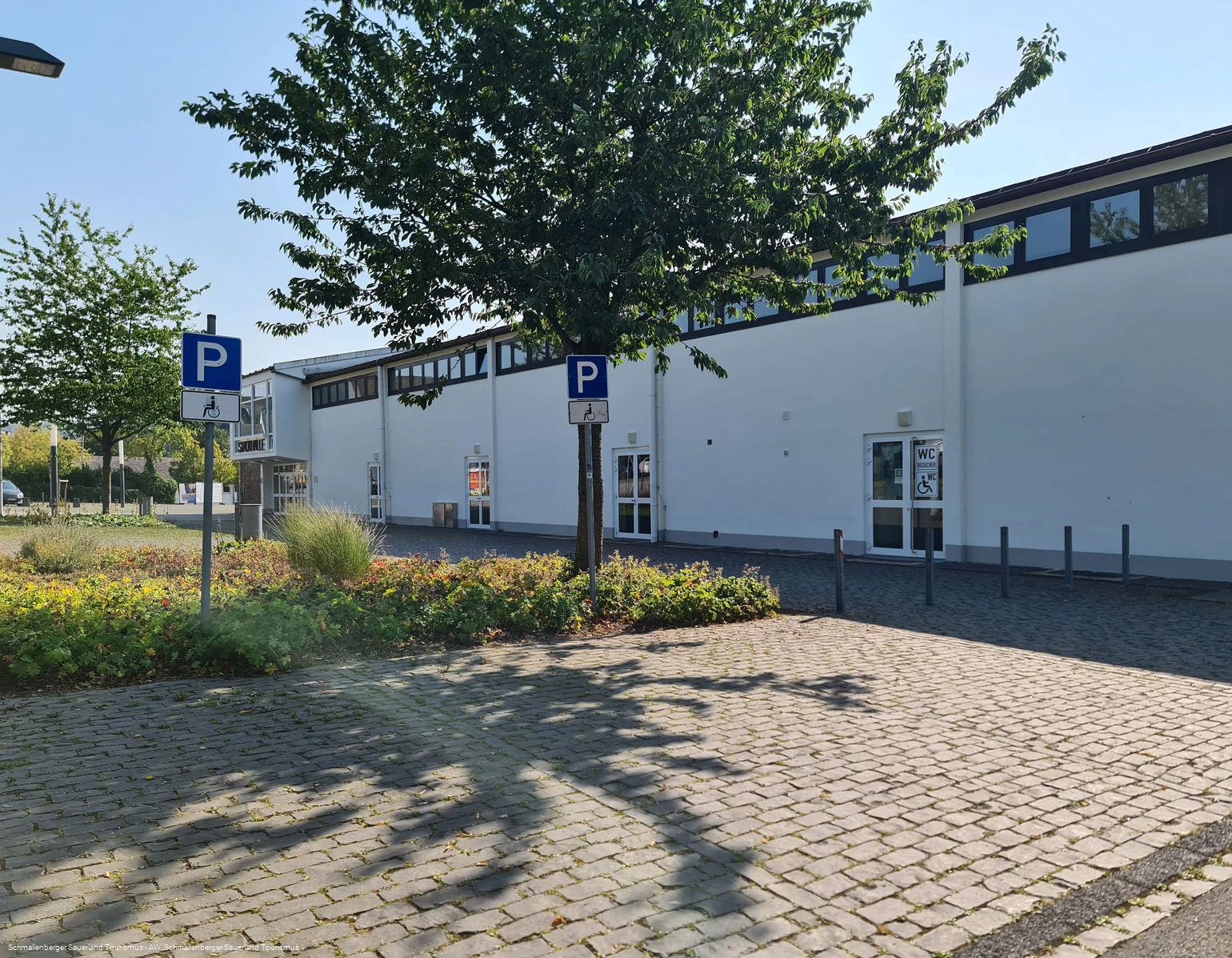 Barrierefreie Parkplätze an der Stadthalle