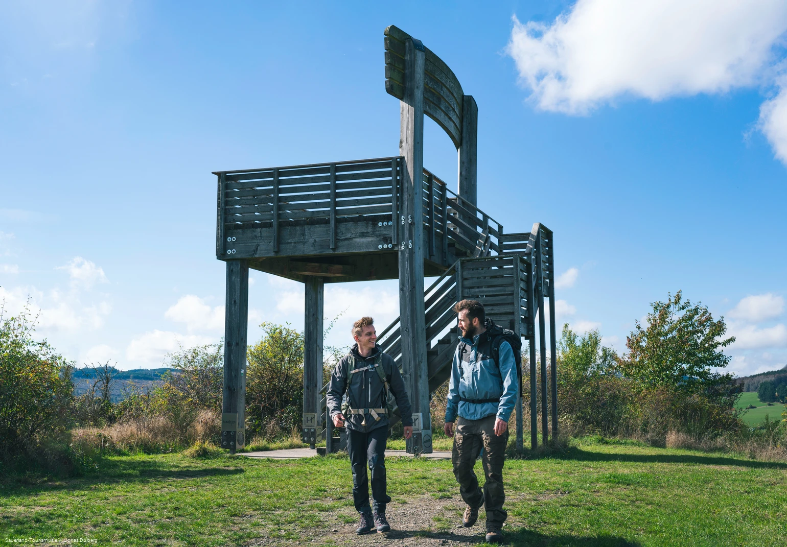 Zwei Wanderer vor dem Stabilstuhl in Hallenberg