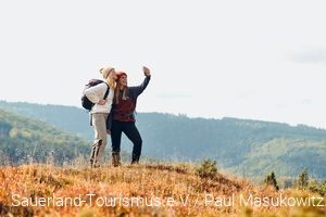 Twee vrouwen nemen een selfie voor een prachtige bosrijke achtergrond